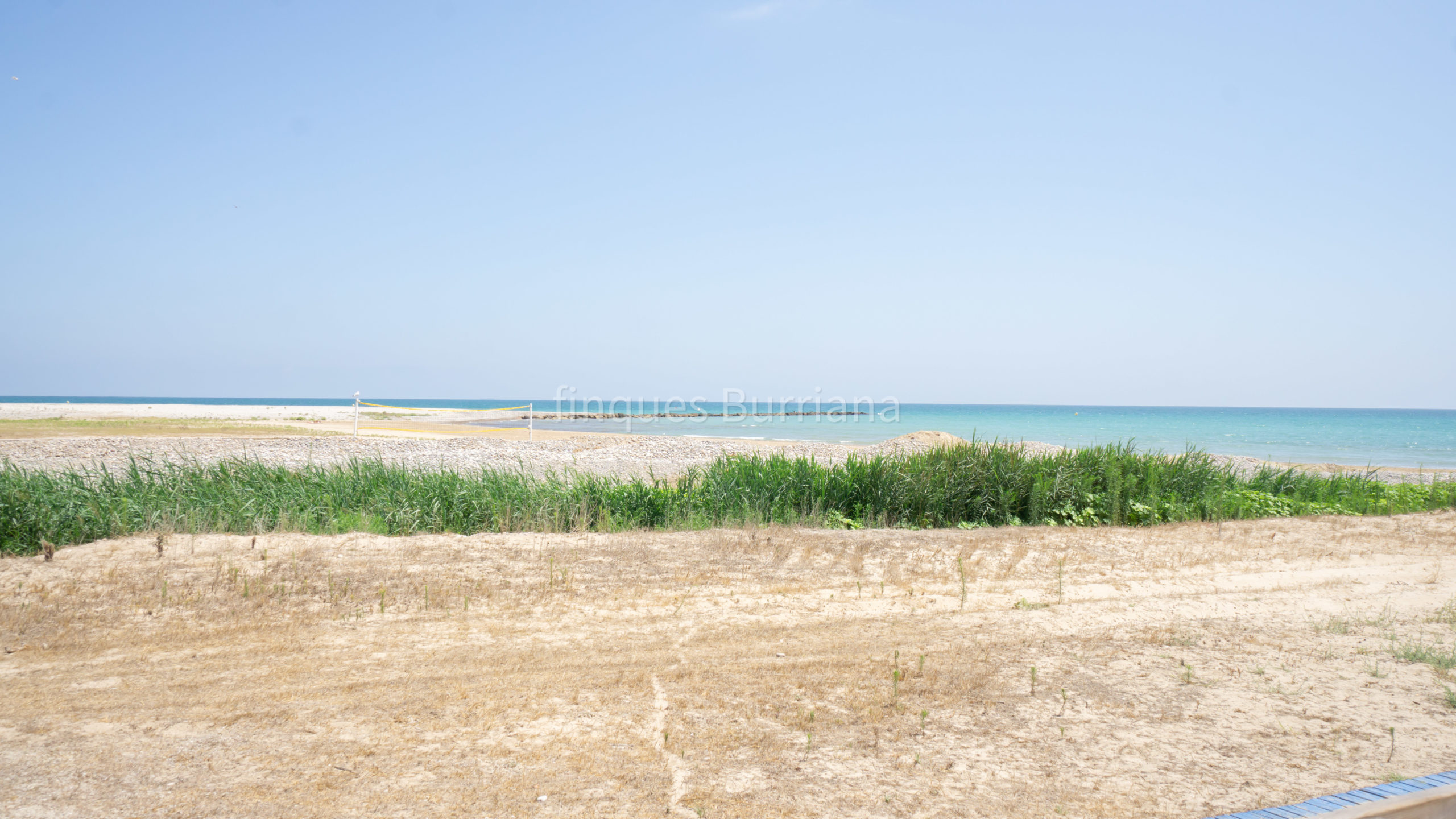 Exclusivo solar urbano de 1.103 m² en primera línea de playa – Avenida Mediterránea, Burriana